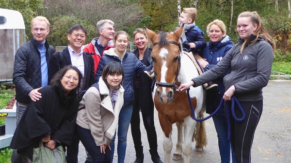 Delegatie van de Japanse Orange Home Care Clinic op bezoek bij kinderhospice ZonnaCare